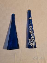 due bottiglie in vetro blu vintage