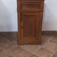 Comodino in legno massello noce