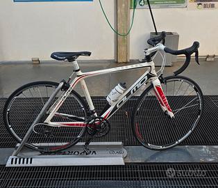 bici da corsa OLMO in carbonio con scarpe apposite