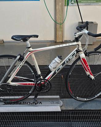 bici da corsa OLMO in carbonio con scarpe apposite
