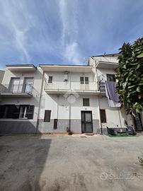 CASA DI CORTE A CASALNUOVO DI NAPOLI