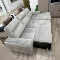Divano angolare grigio con penisola e letto