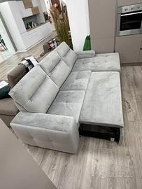 Divano angolare grigio con penisola e letto