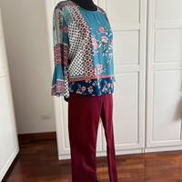 Outfit camicia in fantasia e pantaloni bordeaux