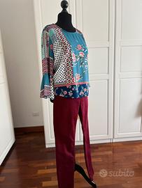 Outfit camicia in fantasia e pantaloni bordeaux