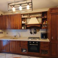 cucina in legno massello color noce