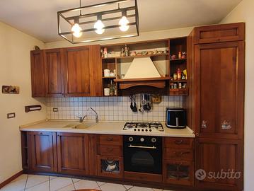 cucina in legno massello color noce