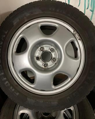 4 gomme invernali 225/65 R17 102T con cerchi