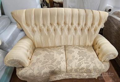 Divano con bottoni 