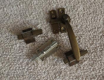 Maniglia in ottone completa d'incontro piu' catena