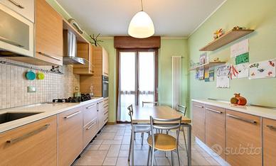 cucina in rovere con forno e lavastoviglie