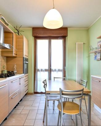 cucina in rovere con forno e lavastoviglie