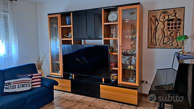 Parete attrezzata legno massello.