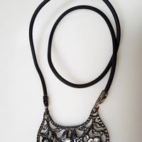 Collana vintage con ciondolo in metallo