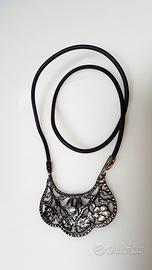 Collana vintage con ciondolo in metallo