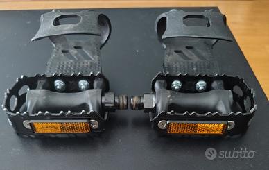 pedali con gabbietta per bici da strada