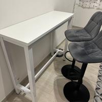 Tavolo da bar alto con seggiole