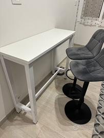 Tavolo da bar alto con seggiole