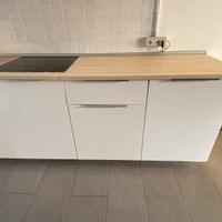 Cucina con piastra ad induzione