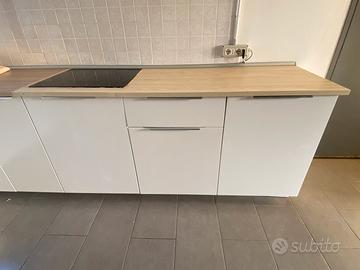 Cucina con piastra ad induzione