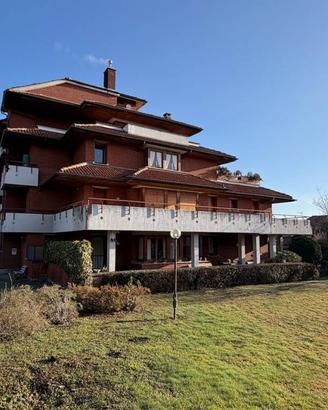 Appartamento di 137 m² con più di 5 locali e box a