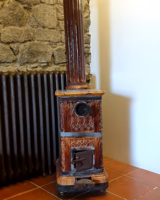 Antica stufa a legna piemontese in maiolica