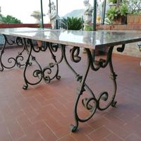 Tavolo in ferro battuto.