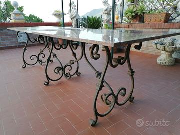 Tavolo in ferro battuto.