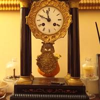 Orologio a pendolo da appoggio.