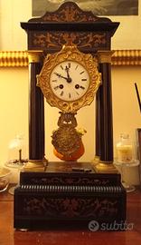 Orologio a pendolo da appoggio.