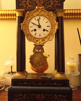 Orologio a pendolo da appoggio.