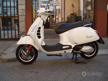 Piaggio Vespa 300 GTS hpe ABS/ASR - 2020 -Garanzia