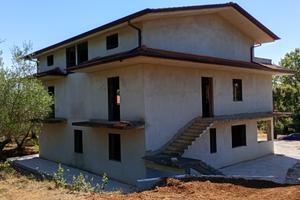 Villetta bifamiliare con uliveto