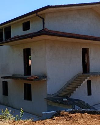 Villetta bifamiliare con uliveto