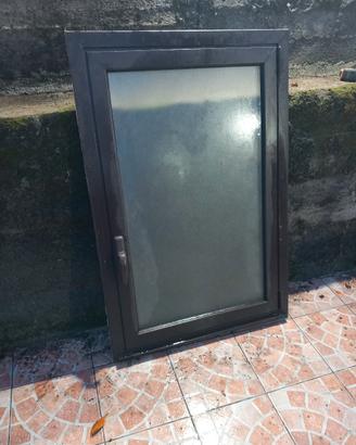 Finestra in alluminio 