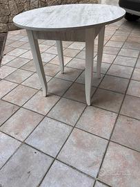 Tavoli in legno rotondi