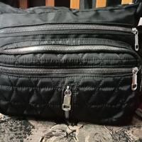 Borsa Nera, con tracolla allungabile.