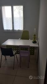 scrivania bianca da ufficio con sedia tessuto