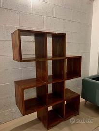 Scaffale in legno scuro (cubi arredo)