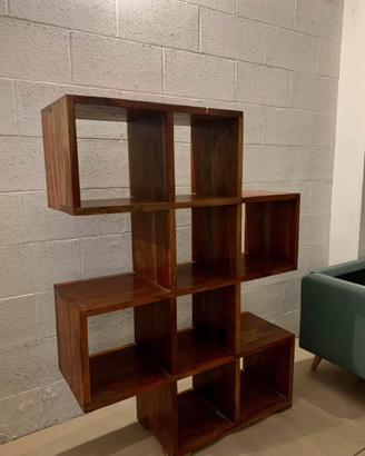 Scaffale in legno scuro (cubi arredo)