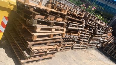pallet usati un po' rotti
