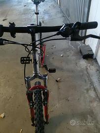 Bicicletta uomo sospensioni doppia cavalletto