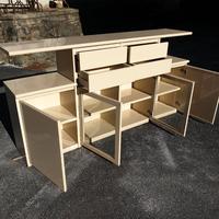 Mobile basso con vetrina e cassetti.