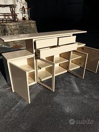 Mobile basso con vetrina e cassetti.