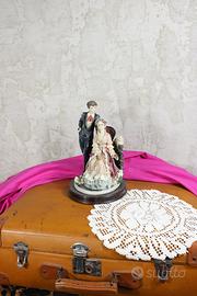 Statuina di coppia vestita in stile vittoriano
