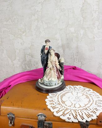 Statuina di coppia vestita in stile vittoriano