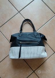 Borsa nera con manici