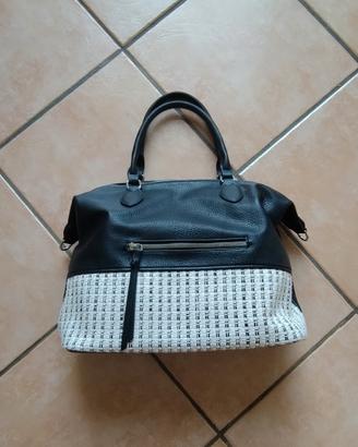 Borsa nera con manici