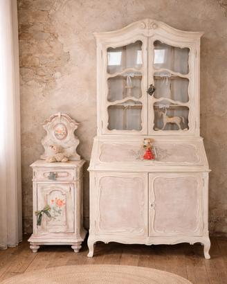 credenza con piattaia