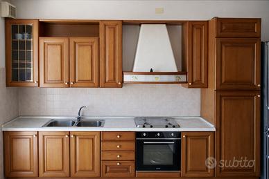 Cucina completa con forno e piano cottura